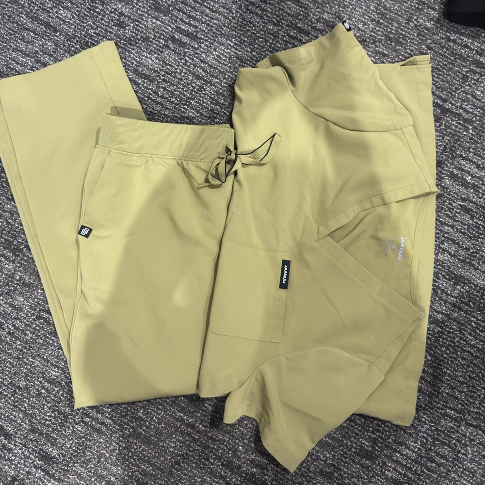 🩺Women’s Jaanuu Ceramic Khaki scrub set. Size M•MP🩺